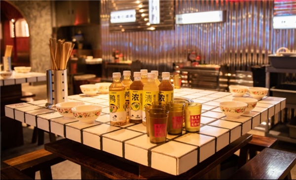 喜茶瓶裝跨界合作朱光玉火鍋，化身國(guó)慶成都熱門打卡地