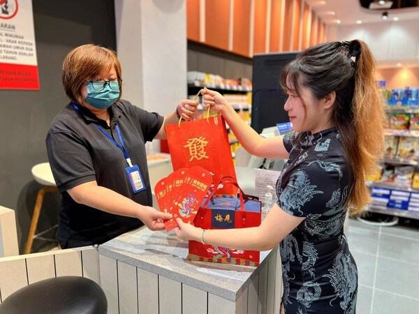海外中國春節(jié)氛圍濃厚，中國梅酒被全球華人加入年貨購物車